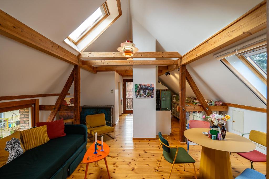 施维洛塞Romantisches Retro Loft Caputh bei Potsdam - neu!的客厅里有一张沙发和一张桌子。