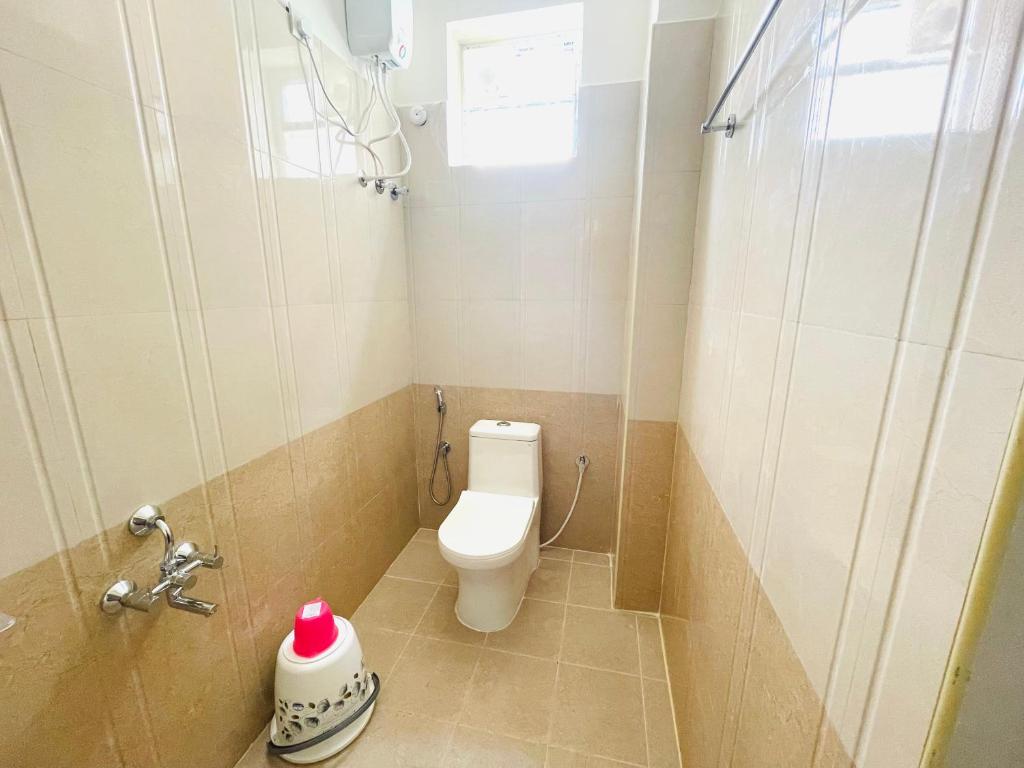 Koupelna v ubytování Pearl Stays, Tirupati - Very convenient for the people coming from Bangalore and Chennai - You can skip city traffic while reaching any temple in Tirupati - Covered Parking - 24hrs Front Desk and Hot Water - Free WiFi - Flexible Checkin-in Check-out times
