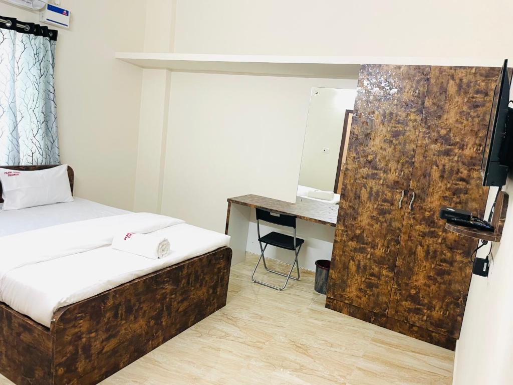 Postel nebo postele na pokoji v ubytování Pearl Stays, Tirupati - Very convenient for the people coming from Bangalore and Chennai - You can skip city traffic while reaching any temple in Tirupati - Covered Parking - 24hrs Front Desk and Hot Water - Free WiFi - Flexible Checkin-in Check-out times
