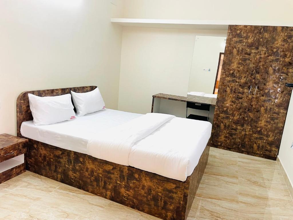 Postel nebo postele na pokoji v ubytování Pearl Stays, Tirupati - Very convenient for the people coming from Bangalore and Chennai - You can skip city traffic while reaching any temple in Tirupati - Covered Parking - 24hrs Front Desk and Hot Water - Free WiFi - Flexible Checkin-in Check-out times