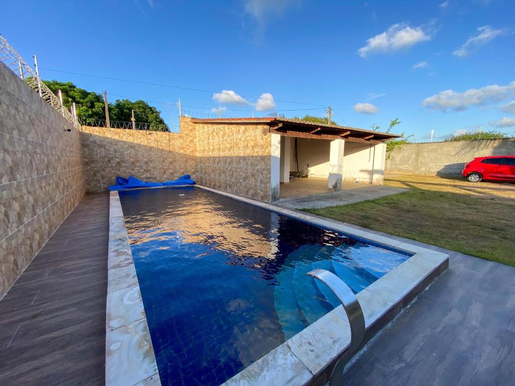 une piscine dans l'arrière-cour d'une maison dans l'établissement Mansão próximo a lagoa, à São José de Mipibu