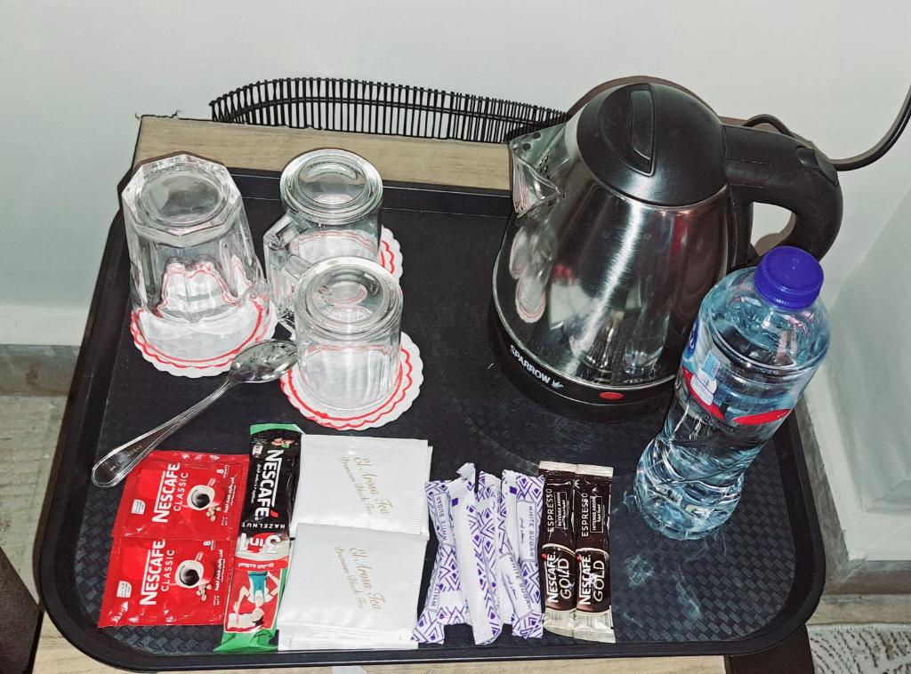Příslušenství pro přípravu čaje a kávy v ubytování Nile Diamond Suites
