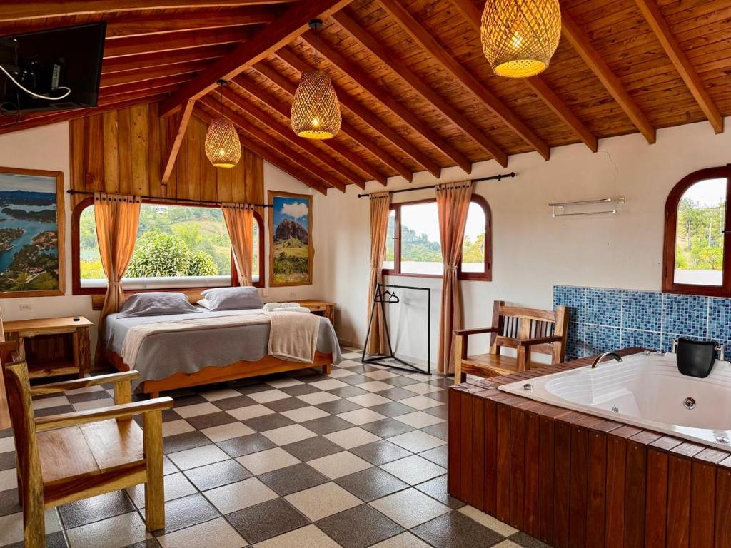 Postel nebo postele na pokoji v ubytování Hotel Campestre Alto lindo en Guatapé