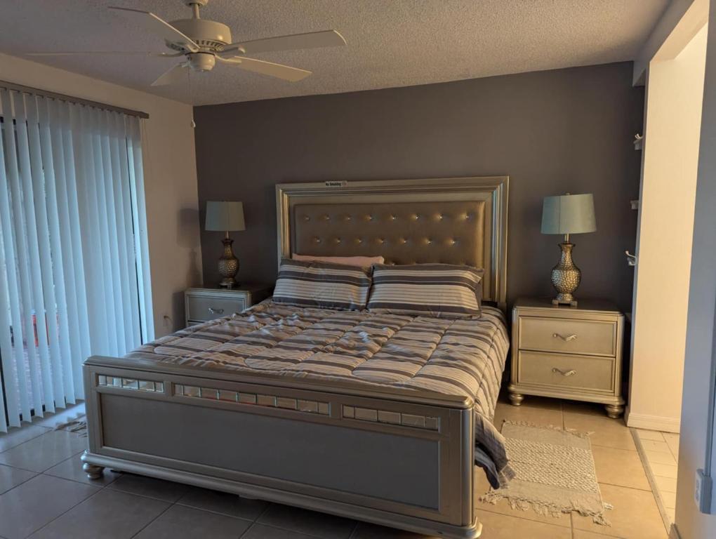 Un dormitorio con una cama grande y dos mesitas de noche. en Seaside dream mins from Siesta with its number 1 beaches!, en Sarasota