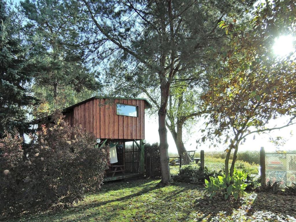 Cabaña de madera pequeña en un campo con árboles en Holiday Home in Sulomino with Private Beach, en Dargobądz