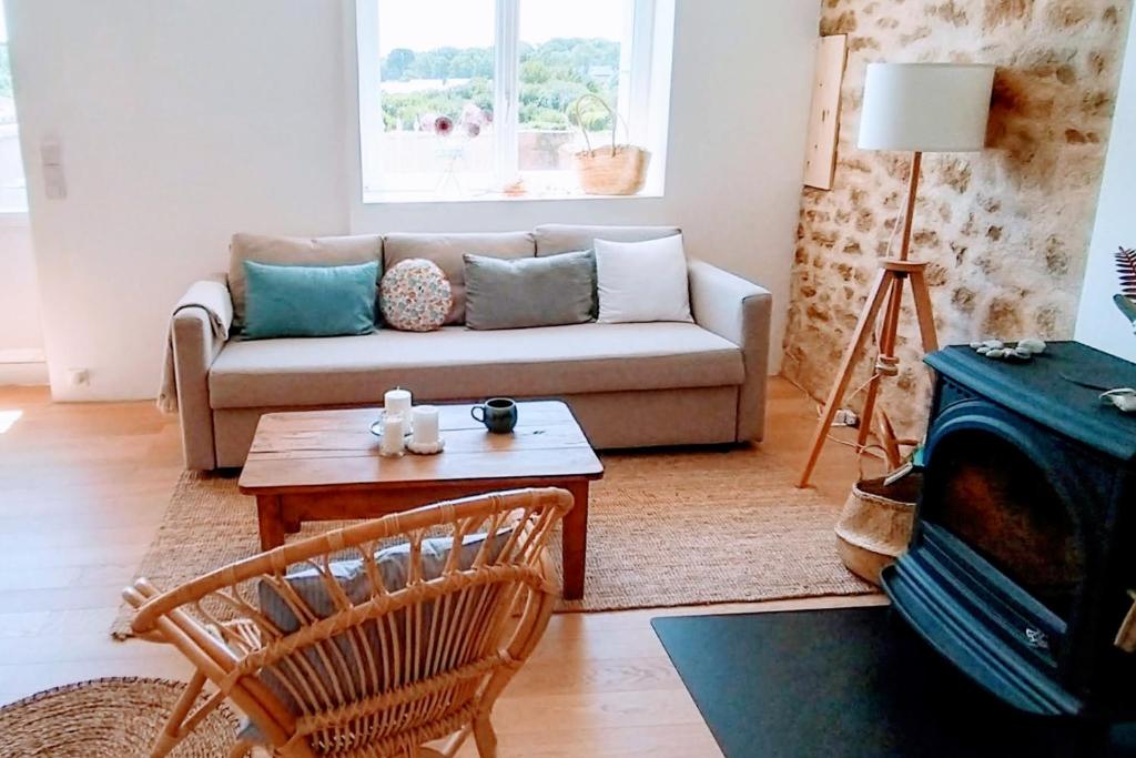 Coin salon dans l'établissement Maison avec vue mer à Saint-Pol-de-Léon