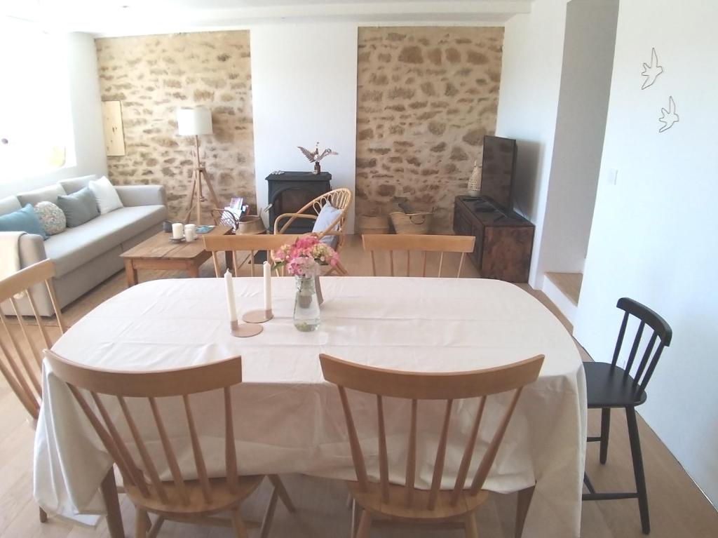 Coin salon dans l'établissement Maison avec vue mer à Saint-Pol-de-Léon