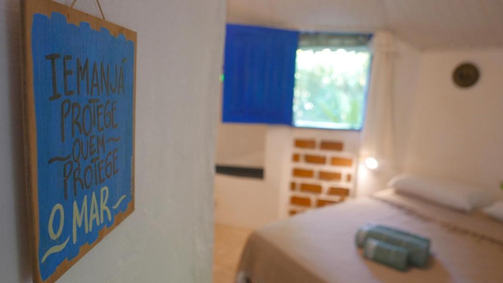 ein Schlafzimmer mit einem blauen Schild an der Wand in der Unterkunft Estalagem Santo André in Santo André