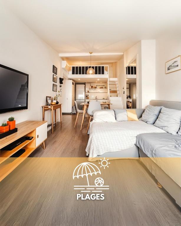 - un salon avec 2 lits et une télévision à écran plat dans l'établissement FRGK - 