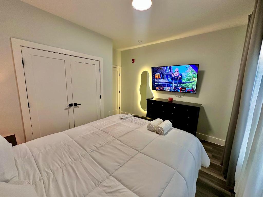 TV a/nebo společenská místnost v ubytování The Stylish Suite - 1BR with Free Parking