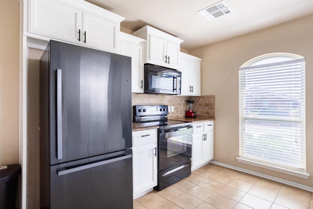 Cheerful 3 Bdrm space, 2 bath!. You gotta love it! photo