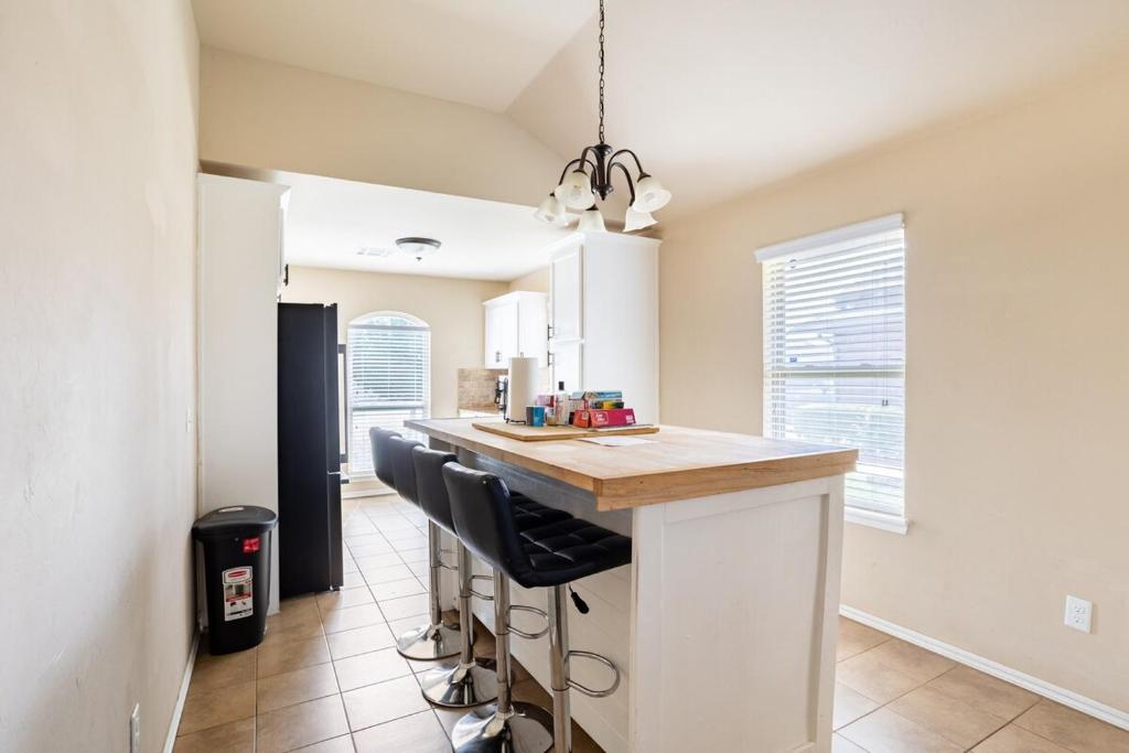 Cheerful 3 Bdrm space, 2 bath!. You gotta love it! photo