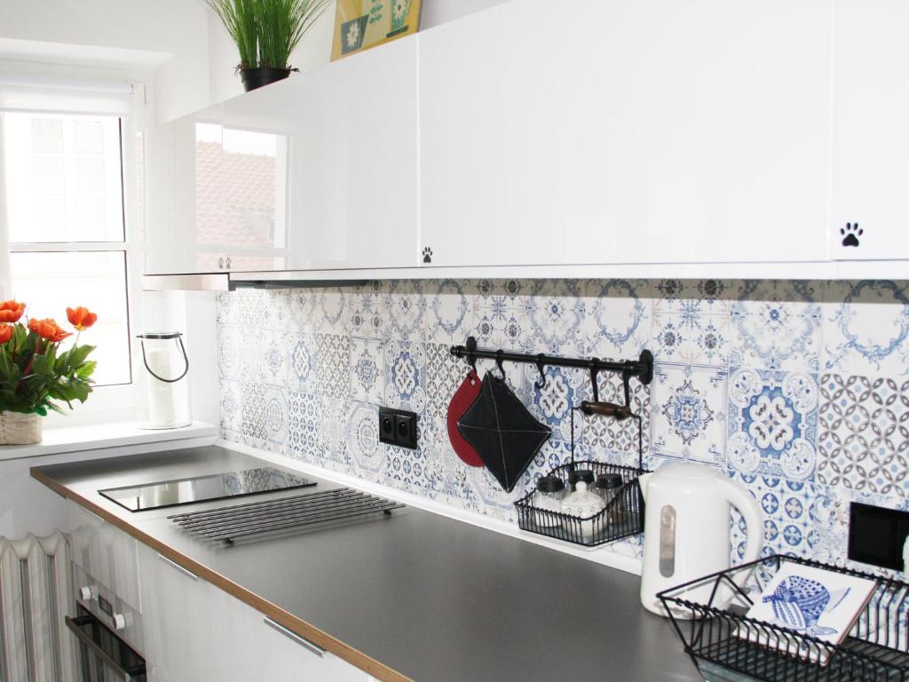 Kuchyňa alebo kuchynka v ubytovaní Elektoralna Warsaw Apartment