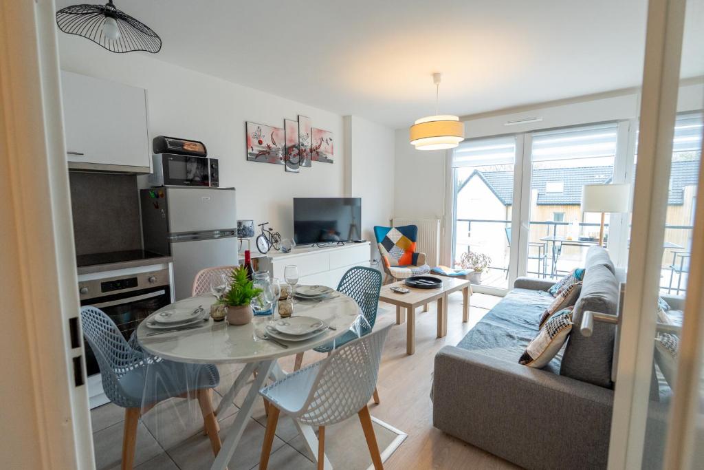 un salon avec une table et un canapé dans l'établissement Les deux vallées, appartement neuf en résidence, à Pinchefalise