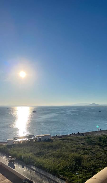 a view of the ocean with the sun in the sky at Apartamento acogedor con vistas al Mar Menor MINIMO 2 NOCHES in San Javier