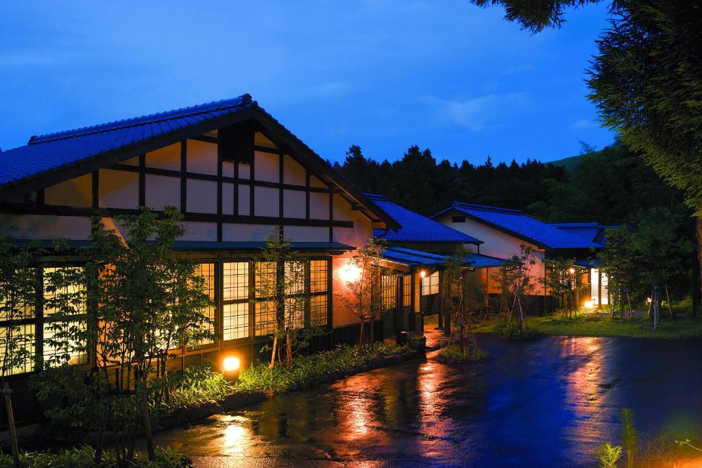 a building at night with the lights on w obiekcie Nanakamado w mieście Kokonoe