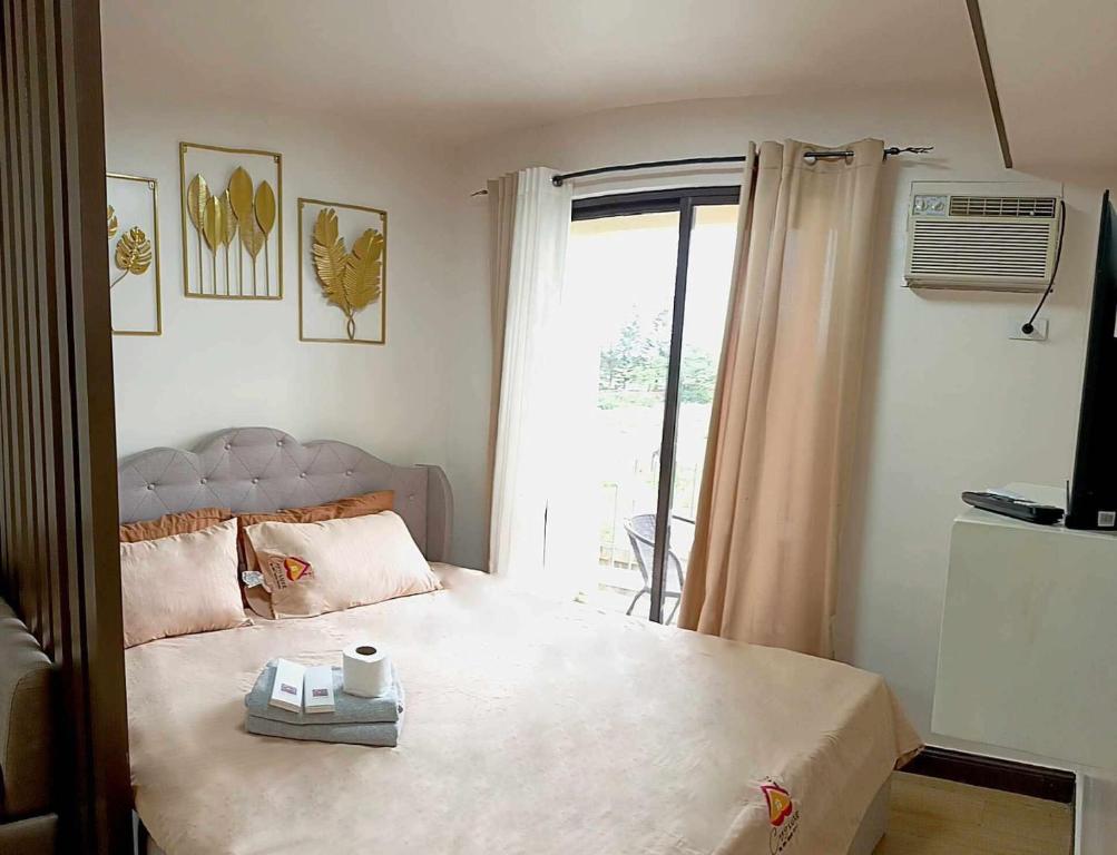 Postel nebo postele na pokoji v ubytování CozyLuxe Staycation at Pine Suites Tagaytay by Crown Asia