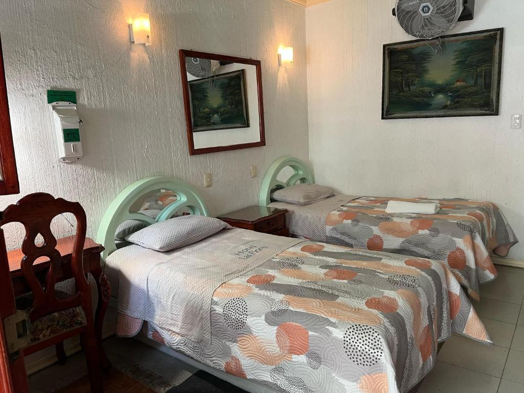 Postel nebo postele na pokoji v ubytování Hotel Las Flores