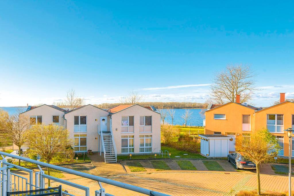 - Vistas a un complejo de apartamentos con balcón en Residenz Meeresblick D Fewo 15, en Rerik