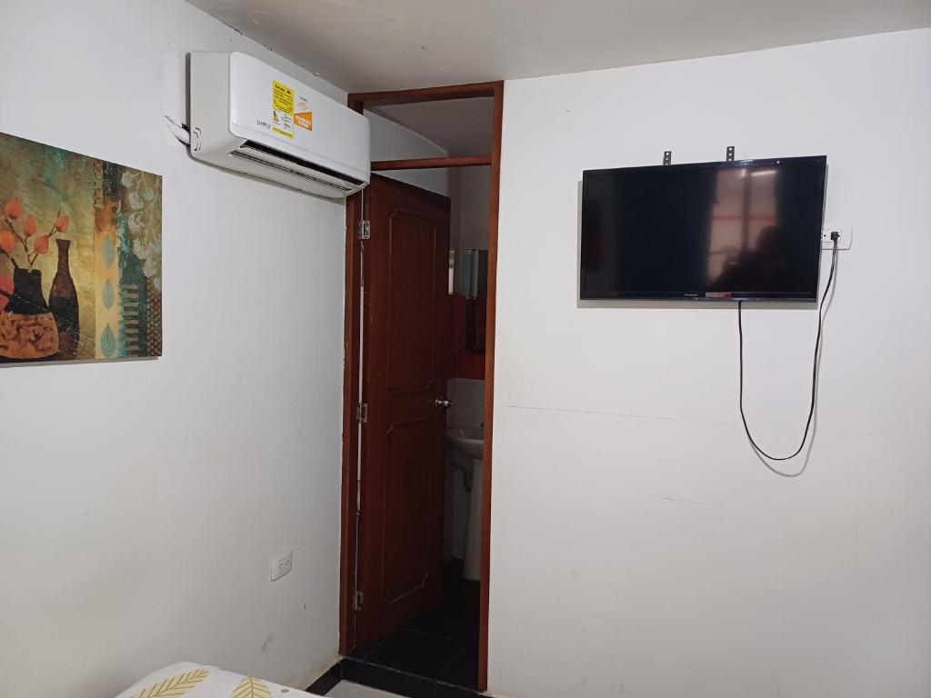 TV a/nebo společenská místnost v ubytování Casablanca Hostel Cali B&B