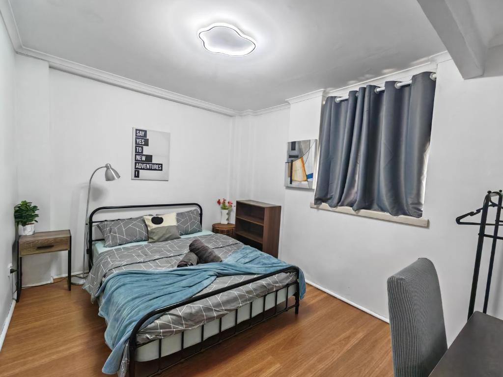 Ένα ή περισσότερα κρεβάτια σε δωμάτιο στο Cozy Stays - 15 mins to Airport & 500m to Train
