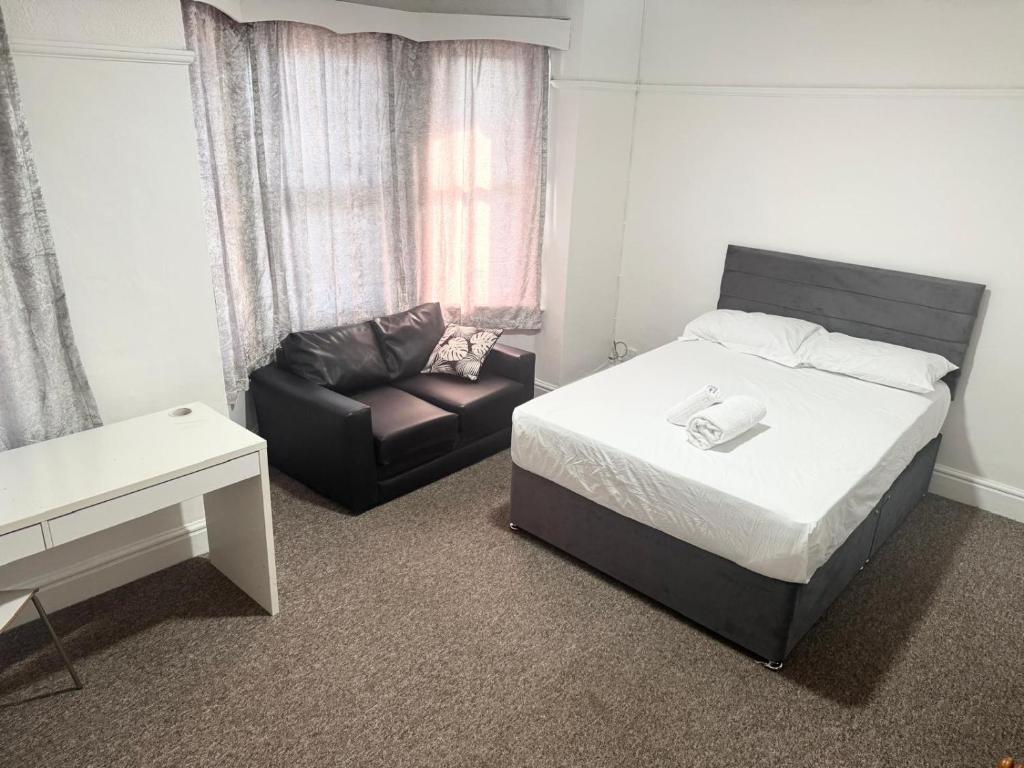 Una cama o camas en una habitación de Serene Suite Rooms 1 - 5