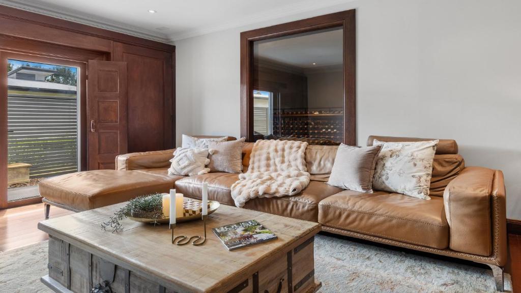 ein Wohnzimmer mit einer Couch und einem Couchtisch in der Unterkunft Time Space in Pokolbin
