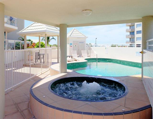 Bazén v ubytování Central Mooloolaba Beachfront Apartment - Located in Sandcastles Resort nebo v jeho okolí