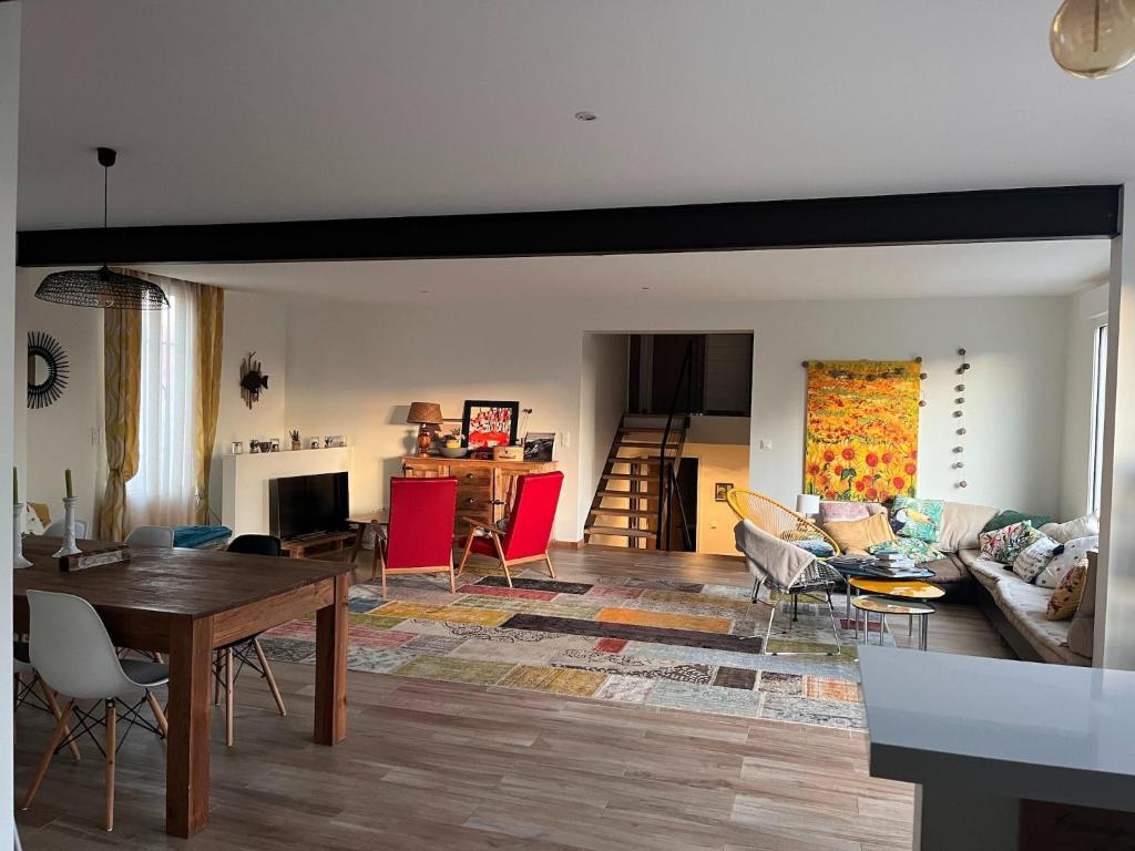 un salon avec un canapé et une table dans l'établissement House in Lacanau near Beaches & Lake, à Lacanau