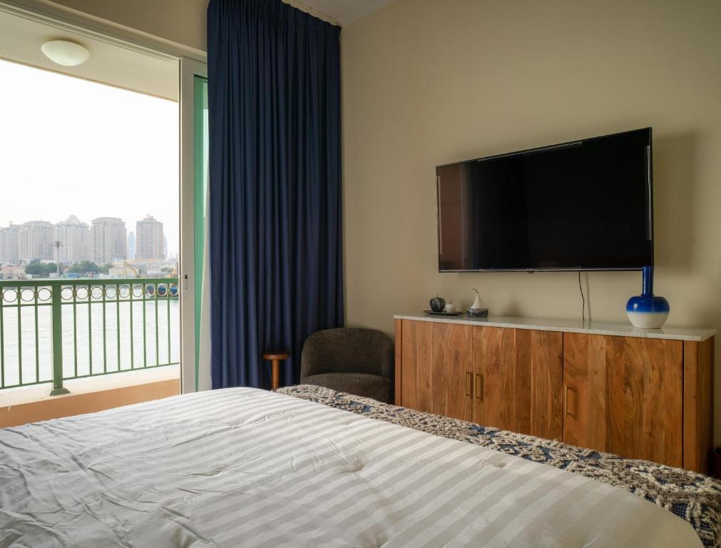 Postel nebo postele na pokoji v ubytování Luxury Chalet at Pearl Qatar