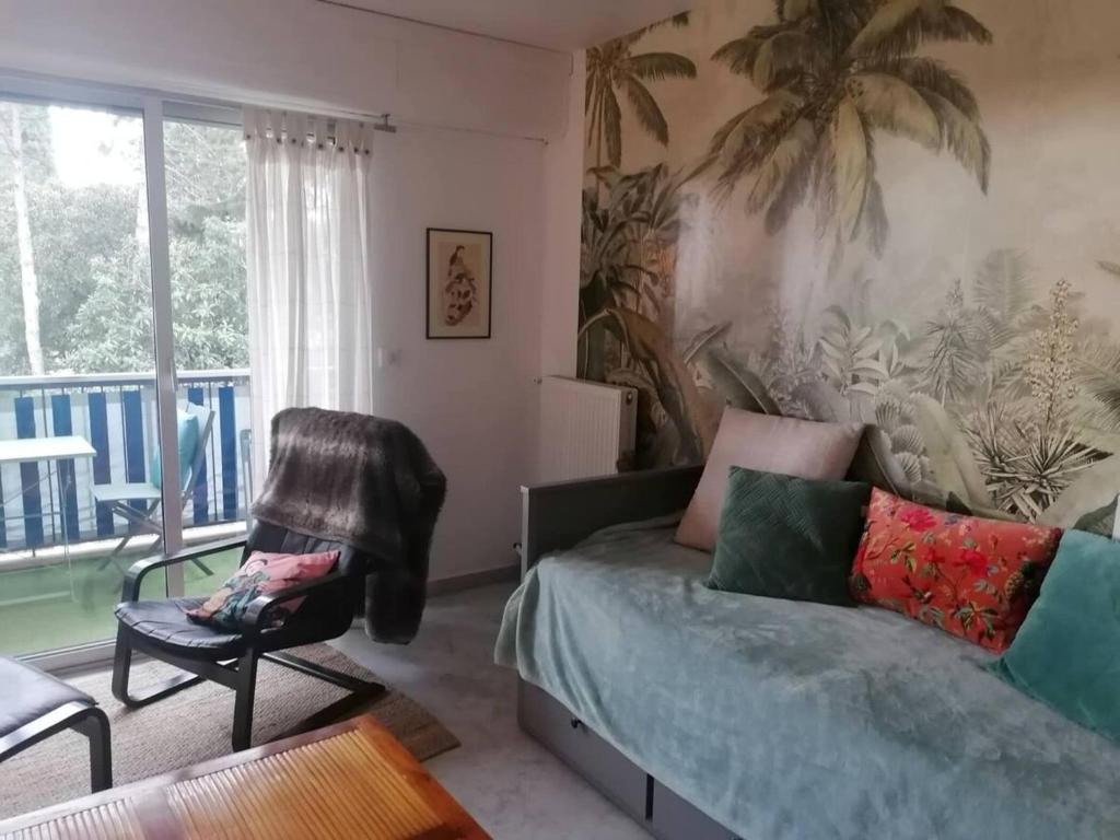 un salon avec un canapé et une chaise dans l'établissement Studio in Antibes near the Beach, à Antibes