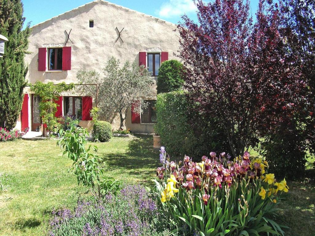 a garden with flowers in front of a house at Private Garden House in Redortiers in Redortiers