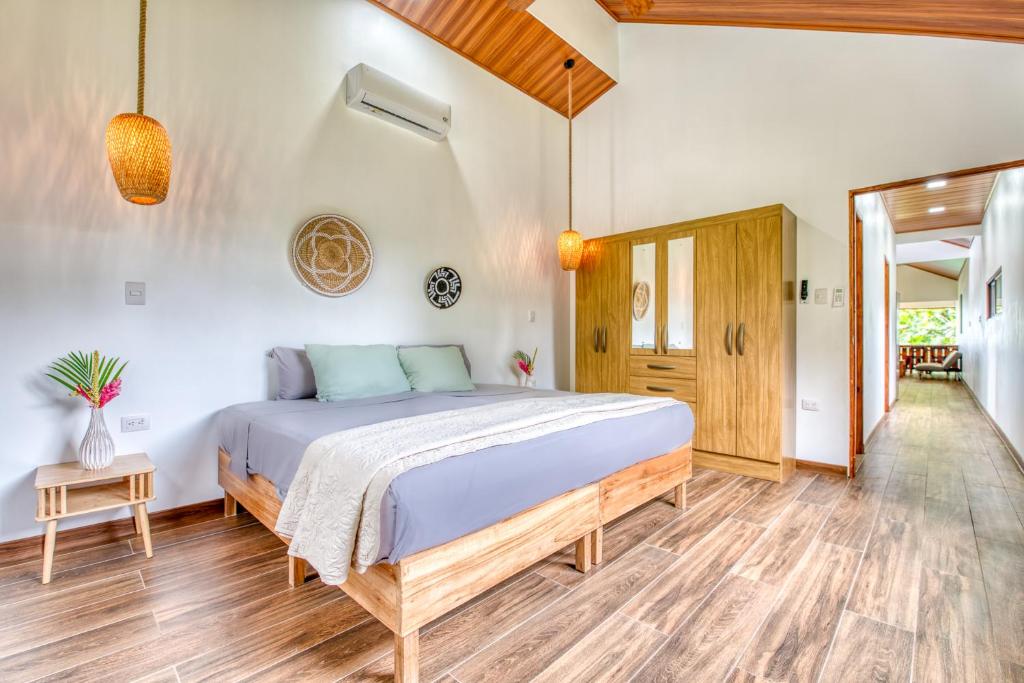 Postel nebo postele na pokoji v ubytování Luxury Beachfront Apartment with Oceanview Terrace
