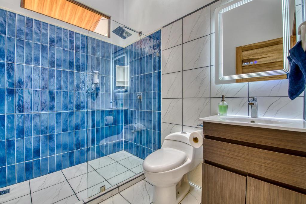 Koupelna v ubytování Luxury Beachfront Apartment with Oceanview Terrace