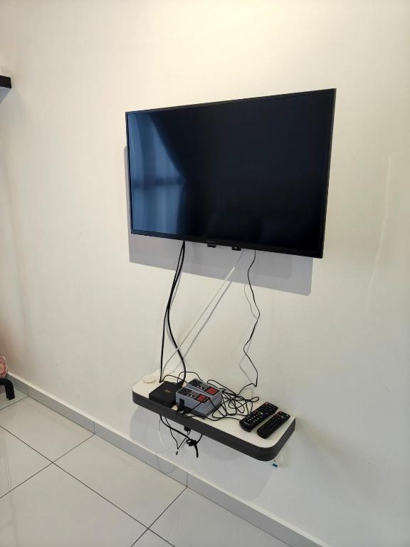 ジョホールバルにあるWarm home skytrees beautiful hillsの壁に掛けられた薄型テレビ