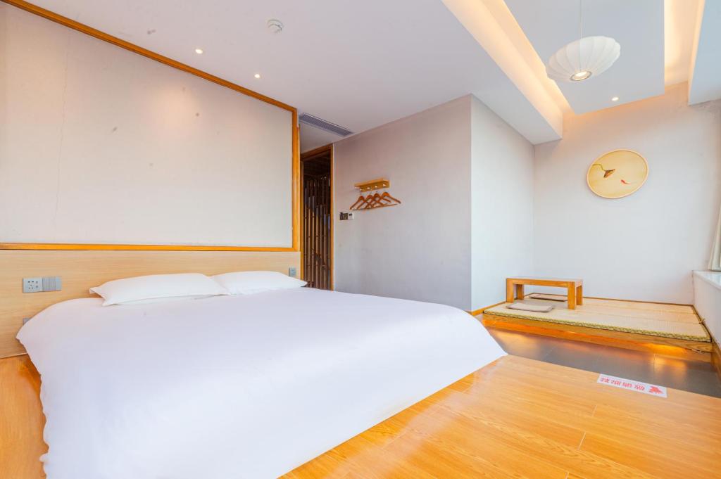 Letto o letti in una camera di Shenzhen Yusu Linting Seaview Inn Judiaosha Branch