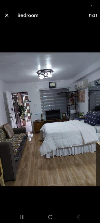 Llit o llits en una habitació de Studio room transient neo Calapan