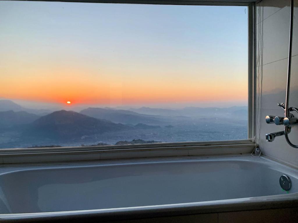 Uma vista geral da montanha ou uma vista da montanha a partir do alojamento de turismo selvagem