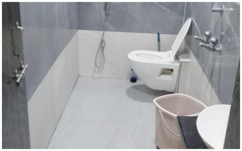Vannituba majutusasutuses UJJAIN BUDGET HOTL M A A - T U L S H I - Near Mahakal Temple And Railway Station - Fully-Air-Conditioned hotel at prime location With Wifi - BEST GUEST HOUSE IN UJJAIN