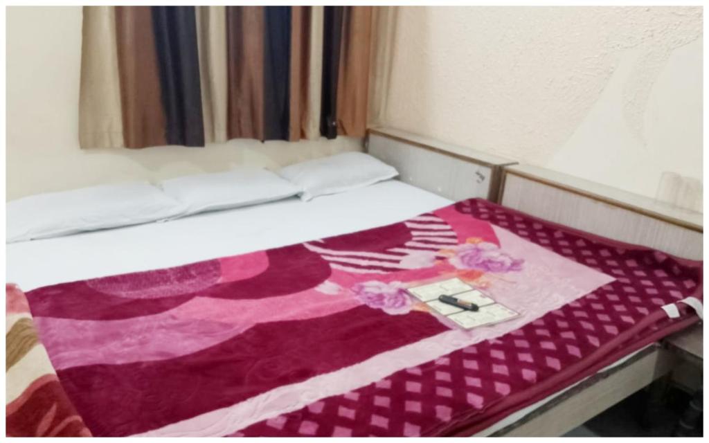 Voodi või voodid majutusasutuse UJJAIN BUDGET HOTL M A A - T U L S H I - Near Mahakal Temple And Railway Station - Fully-Air-Conditioned hotel at prime location With Wifi - BEST GUEST HOUSE IN UJJAIN toas