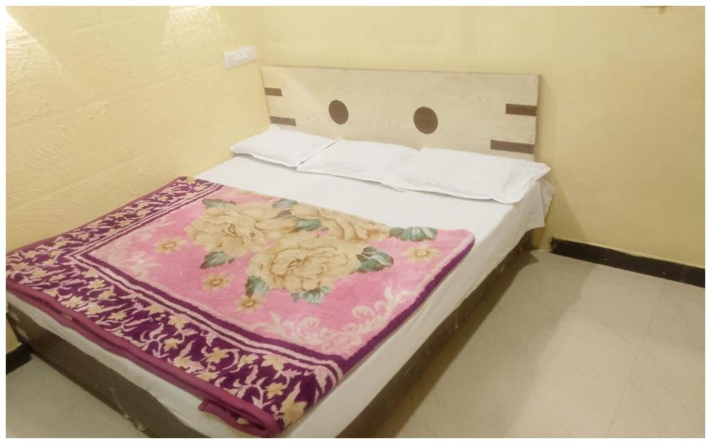 Voodi või voodid majutusasutuse UJJAIN BUDGET HOTL M A A - T U L S H I - Near Mahakal Temple And Railway Station - Fully-Air-Conditioned hotel at prime location With Wifi - BEST GUEST HOUSE IN UJJAIN toas