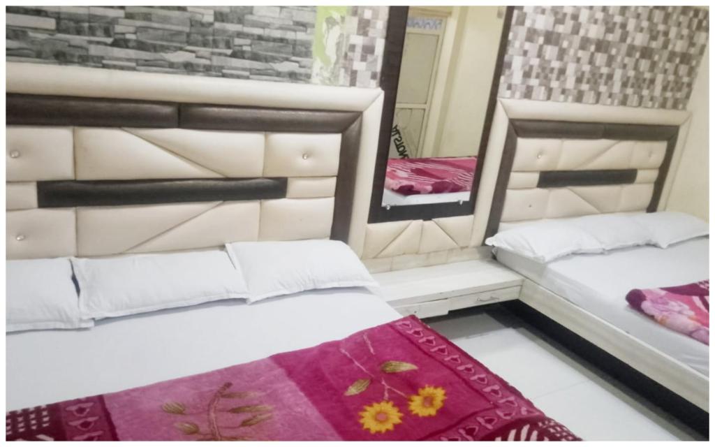 Voodi või voodid majutusasutuse UJJAIN BUDGET HOTL M A A - T U L S H I - Near Mahakal Temple And Railway Station - Fully-Air-Conditioned hotel at prime location With Wifi - BEST GUEST HOUSE IN UJJAIN toas