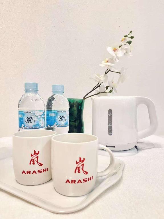 Příslušenství pro přípravu čaje a kávy v ubytování 嵐 Hotel Arashi Namba No102