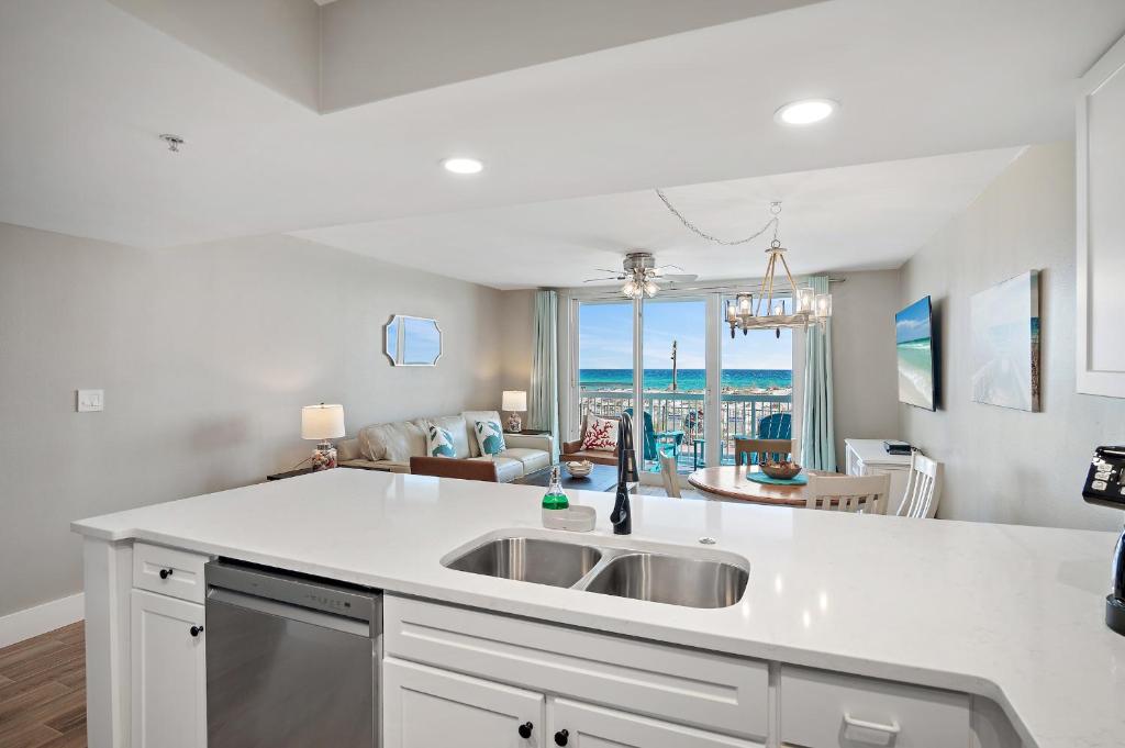 Pelican Beach Resort Destinにあるキッチンまたは簡易キッチン