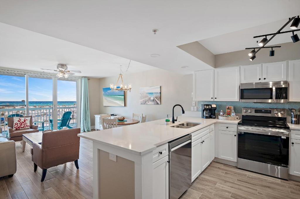 Pelican Beach Resort Destinにあるキッチンまたは簡易キッチン