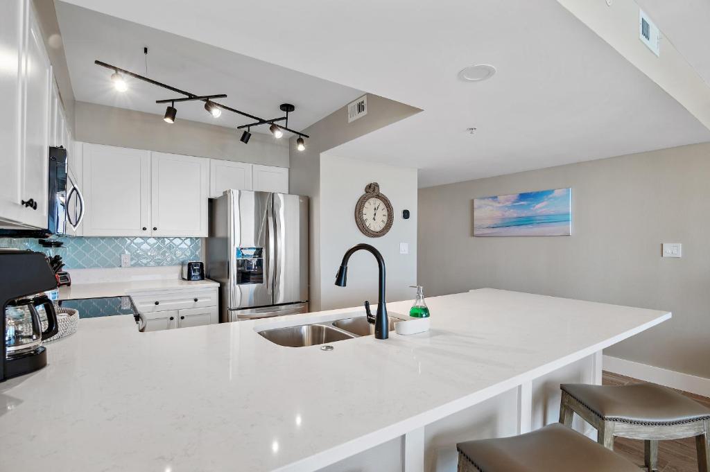 Pelican Beach Resort Destinにあるキッチンまたは簡易キッチン
