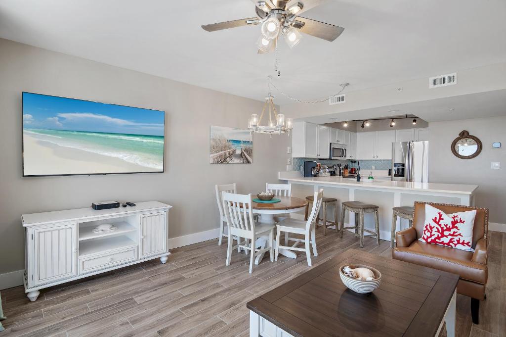 Pelican Beach Resort Destinにあるキッチンまたは簡易キッチン