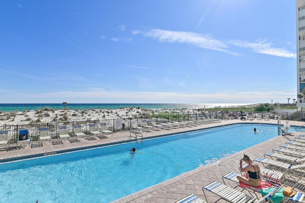 Pelican Beach Resort Destinの敷地内または近くにあるプール
