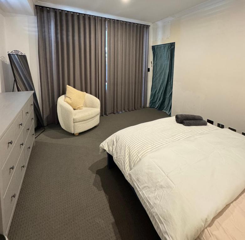 Postel nebo postele na pokoji v ubytování Décembre House - 24hrs Self Check-in Room in Belmont Central