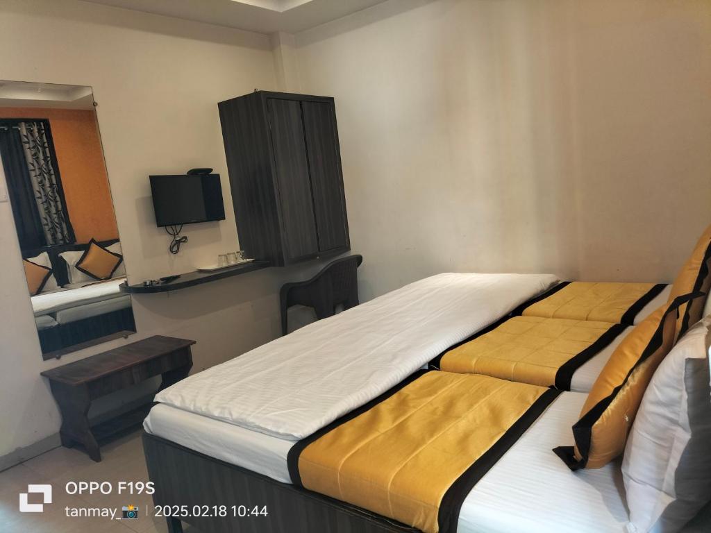 Postel nebo postele na pokoji v ubytování HOTEL SHRI PUSHPANJALI SHIRDI